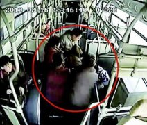 一女子上公交车时突然摔倒 司机乘客齐施援手直到其平安下车