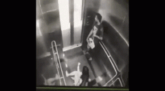 <b>残忍！马来西亚劫匪电梯暴打女子，监控录像在网上疯传</b>